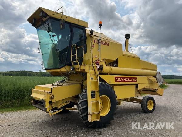 Skördetröska New Holland 8070 med 20fots bord