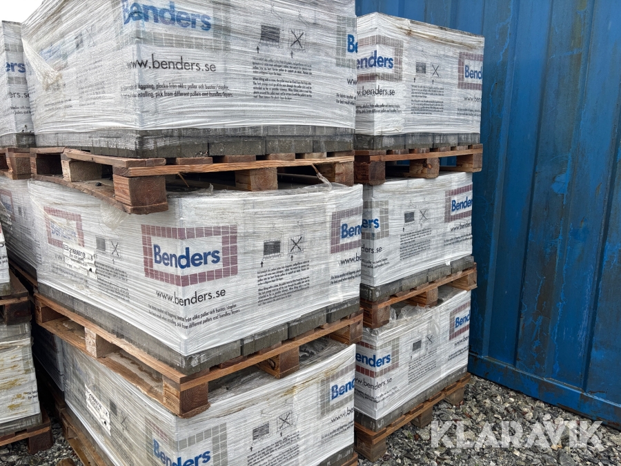 Parti med marksten Benders Bas slät fasad