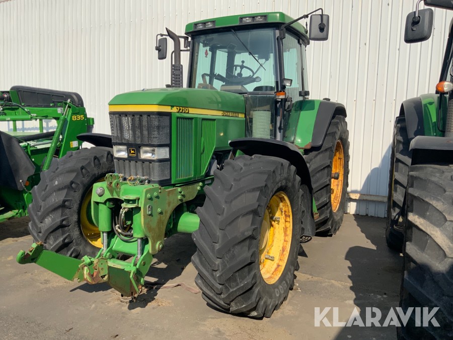Traktor John Deere 7710