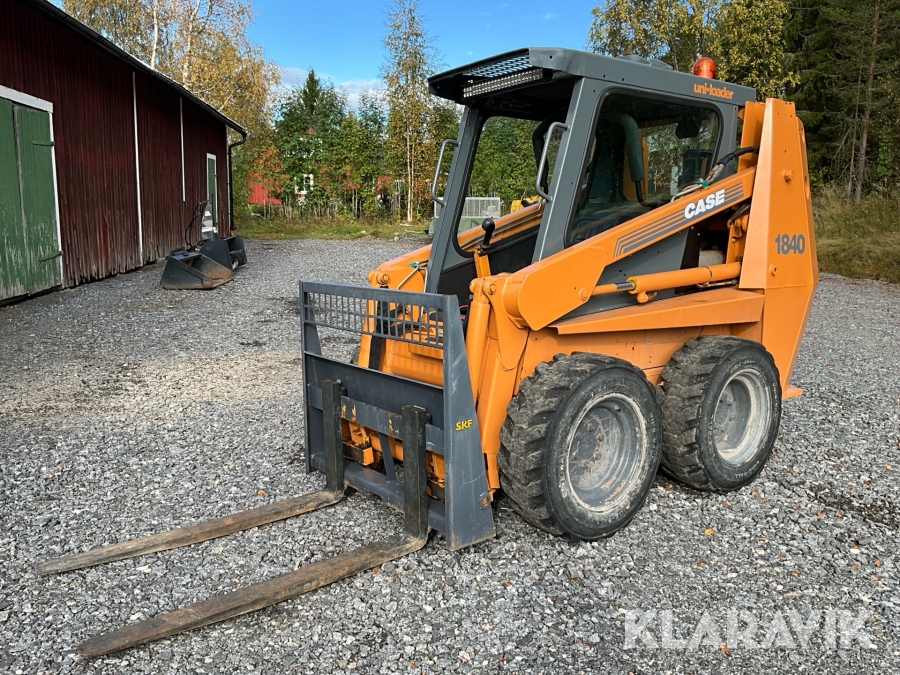 Kompaktlastare Case 1840 med flera redskap