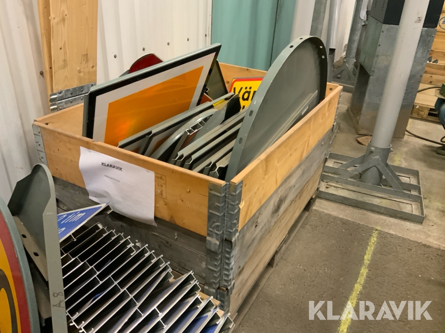 Diverse vägmärkesskyltar