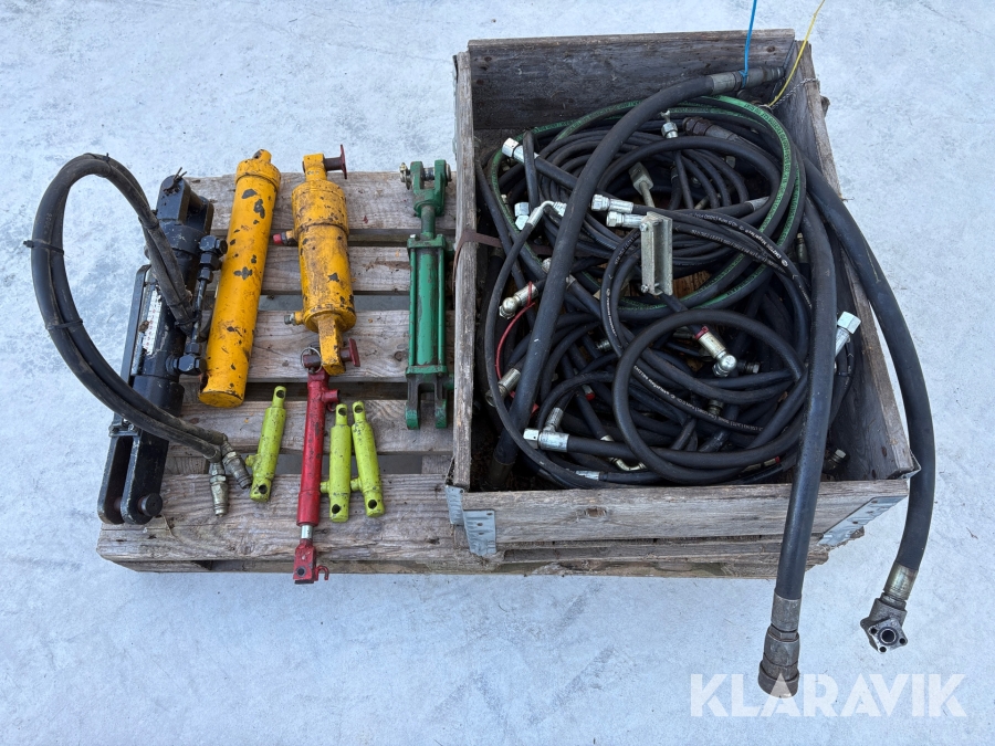 Parti med hydraulslang och hydraulcylindrar