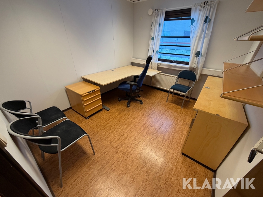 Parti med kontorsmöbler