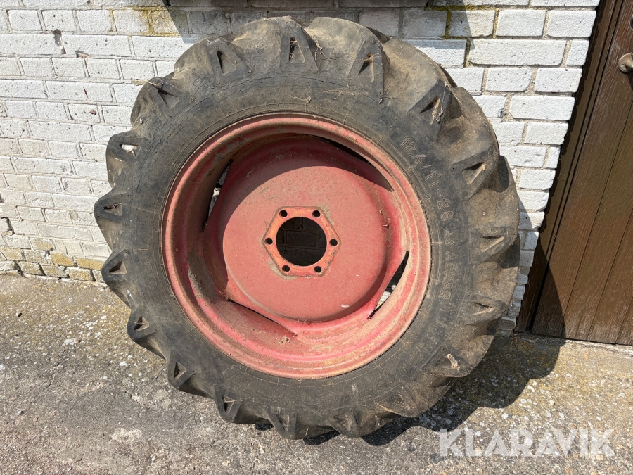 Lantbruksdäck på fälg 12.4/11-28