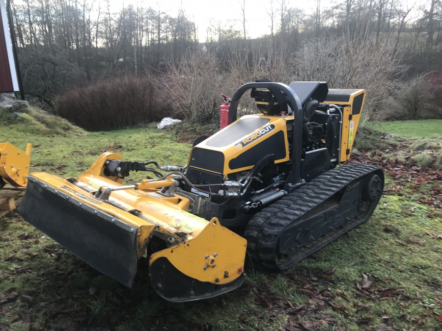 RADIOSTYRD SLÄNTKLIPPARE / REDSKAPSBÄRARE