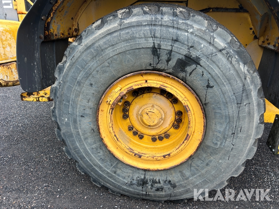 Entreprenaddäck på fälg Michelin/Hilo 23.5R25 luft 2 st & solida 2 st