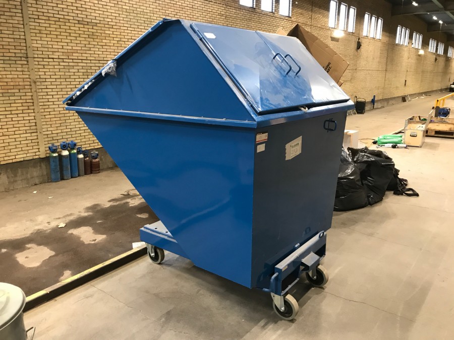 Tippbar container med lock