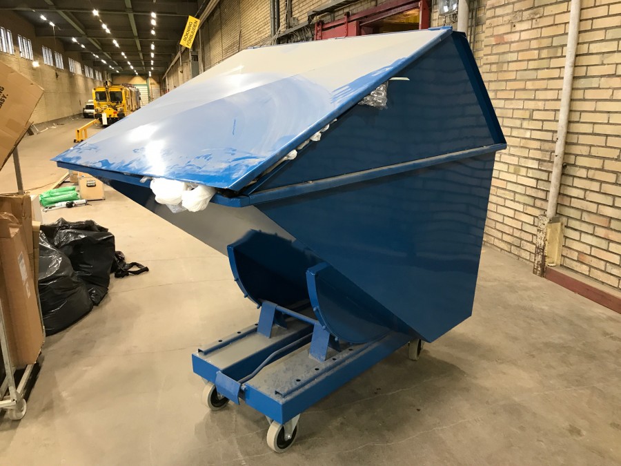 Tippbar container med lock