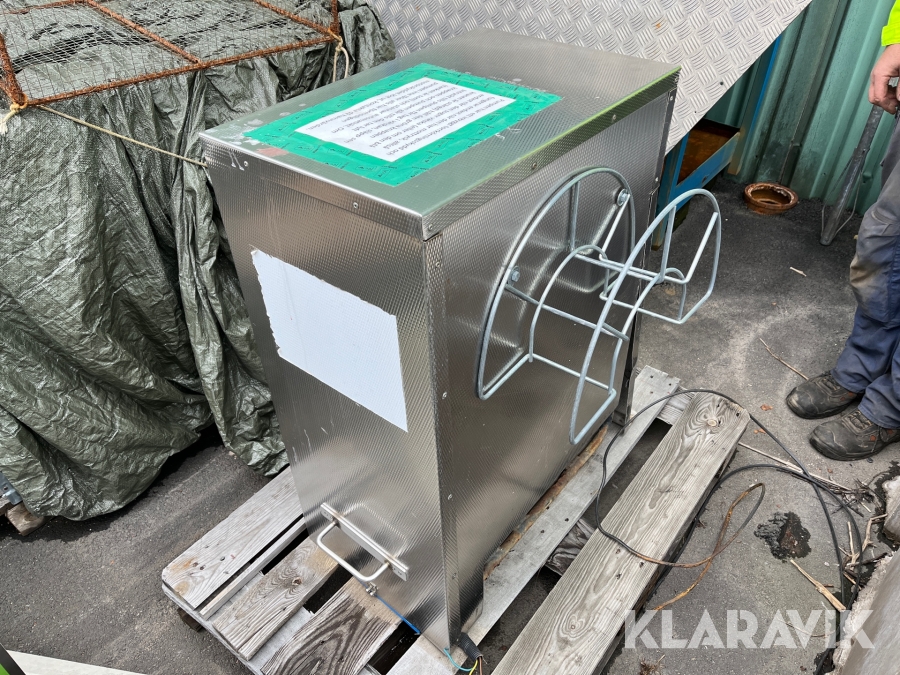 Sugtömning för septiktank i båt med slang och skyddshuv