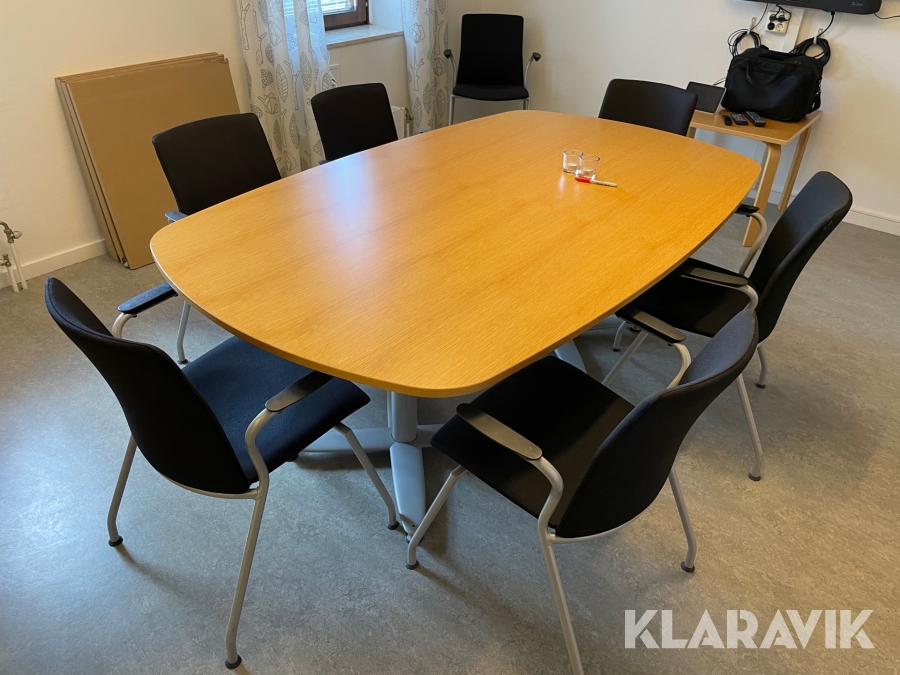 Bord med 8 stolar