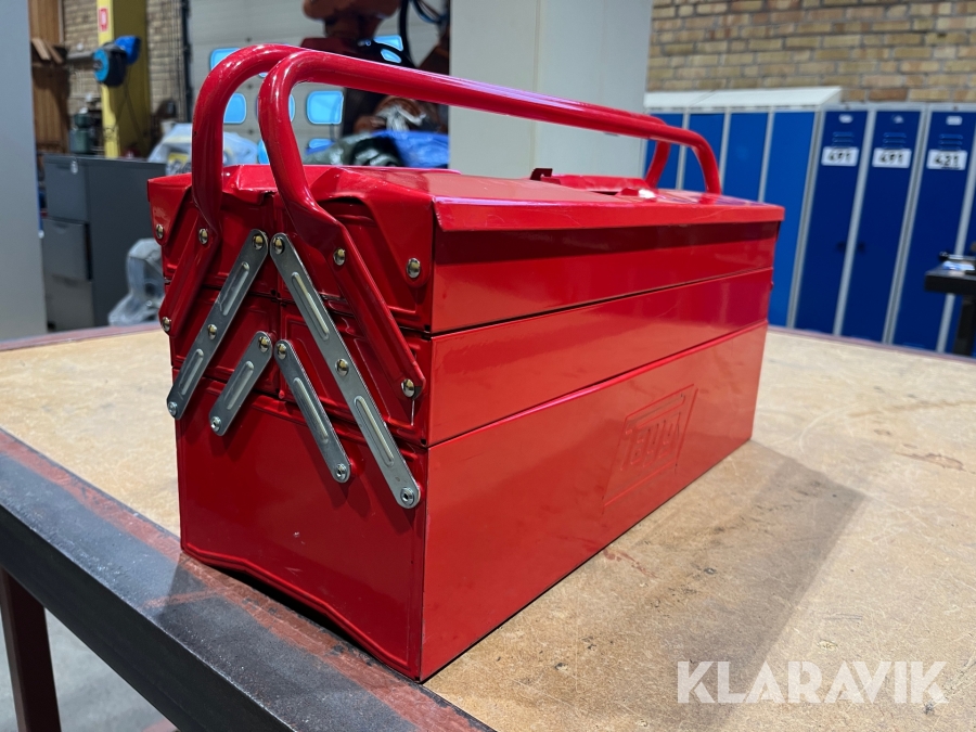 Verktygslåda med plåtslageriverktyg