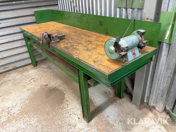 Arbetsbänk med skruvstäd och bänkslip