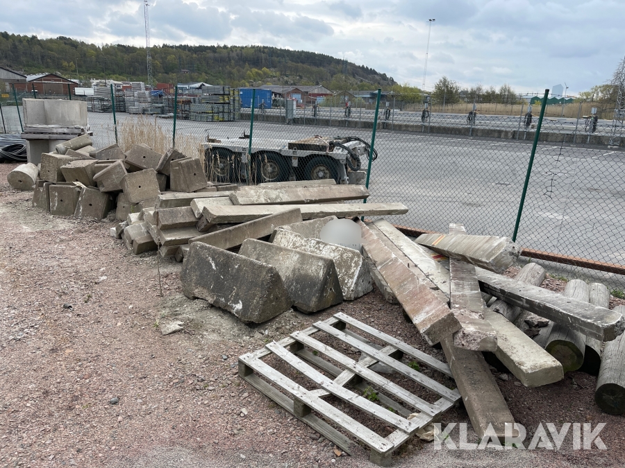 Parkeringsräcke, trafiksektion och betongsuggor  