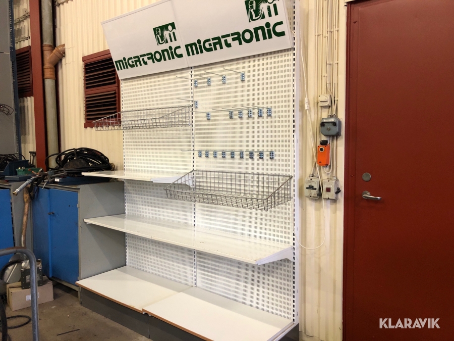 Hyllvägg med ljusramp