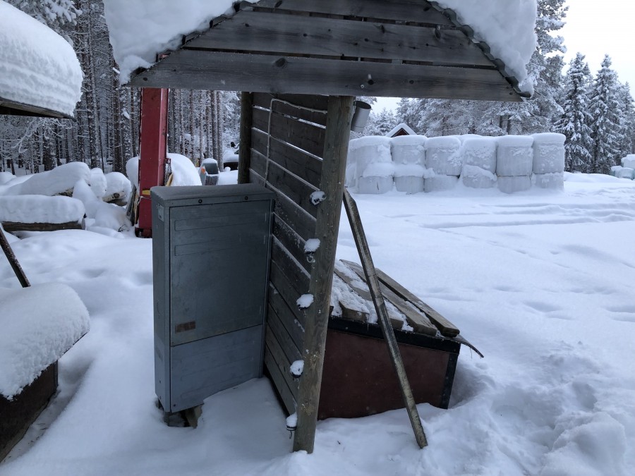 Eluppvärmd vattenbalja för djurhage