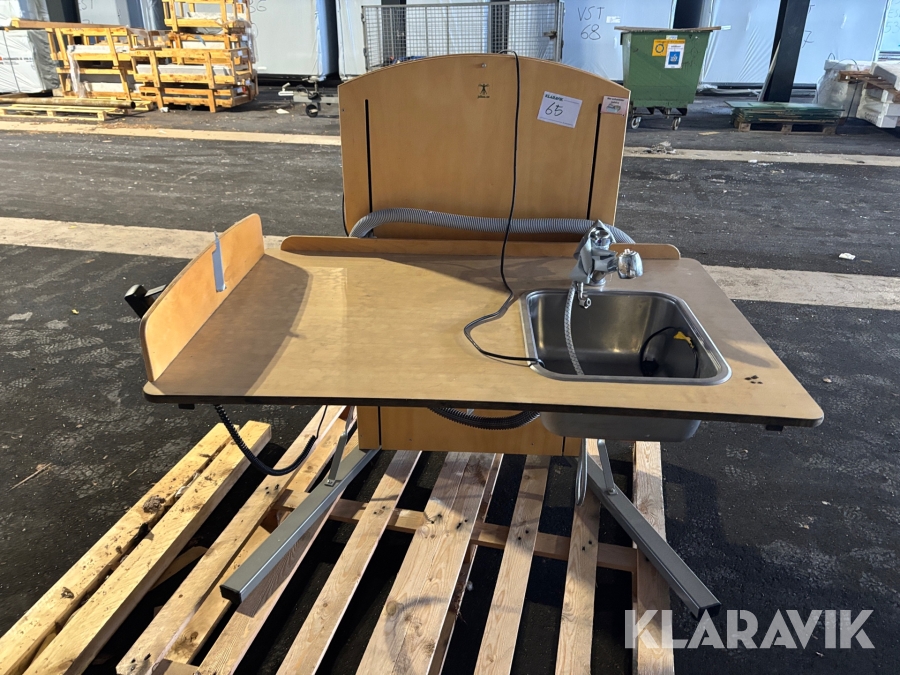 Eldrivet skötbord med tvättho Jeltec Lyfta 120 1st