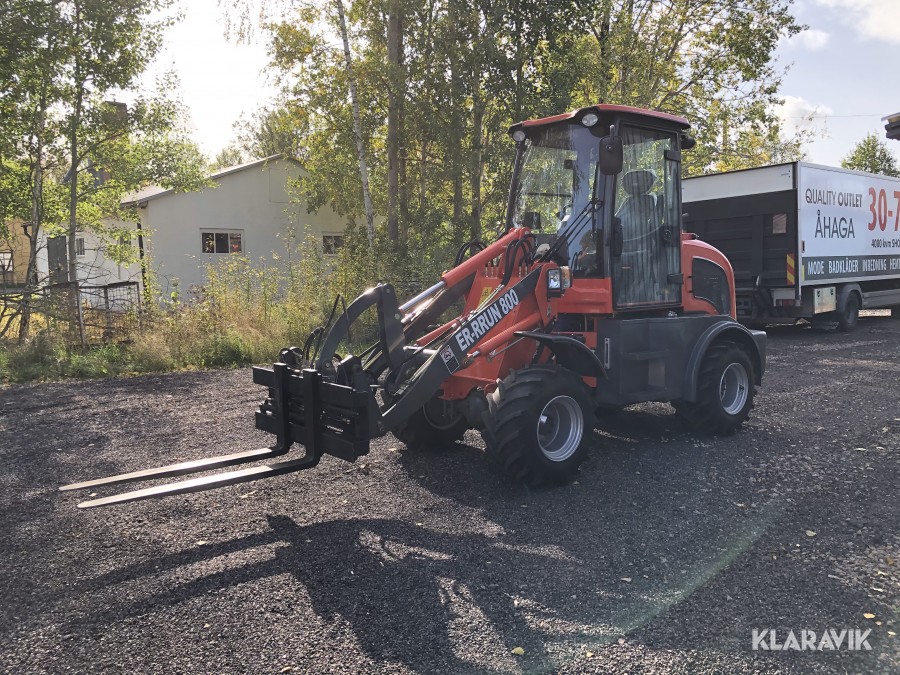 Lastmaskin Everun med skopa och pallgafflar