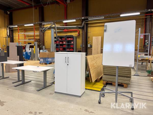 Kontorsmöbler Kinnarps Skrivbord / Skåp / Whiteboardtavla