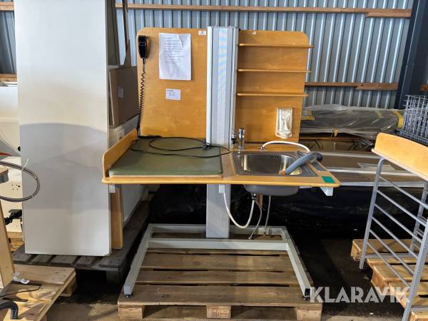 Eldrivet skötbord med tvättho Jeltec Lyfta 1st