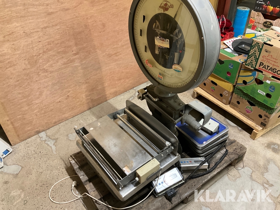 Vågar och plastfoliemaskin  