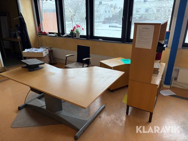 Arbetsstation med höj och sänkbart bord. Kinnarps