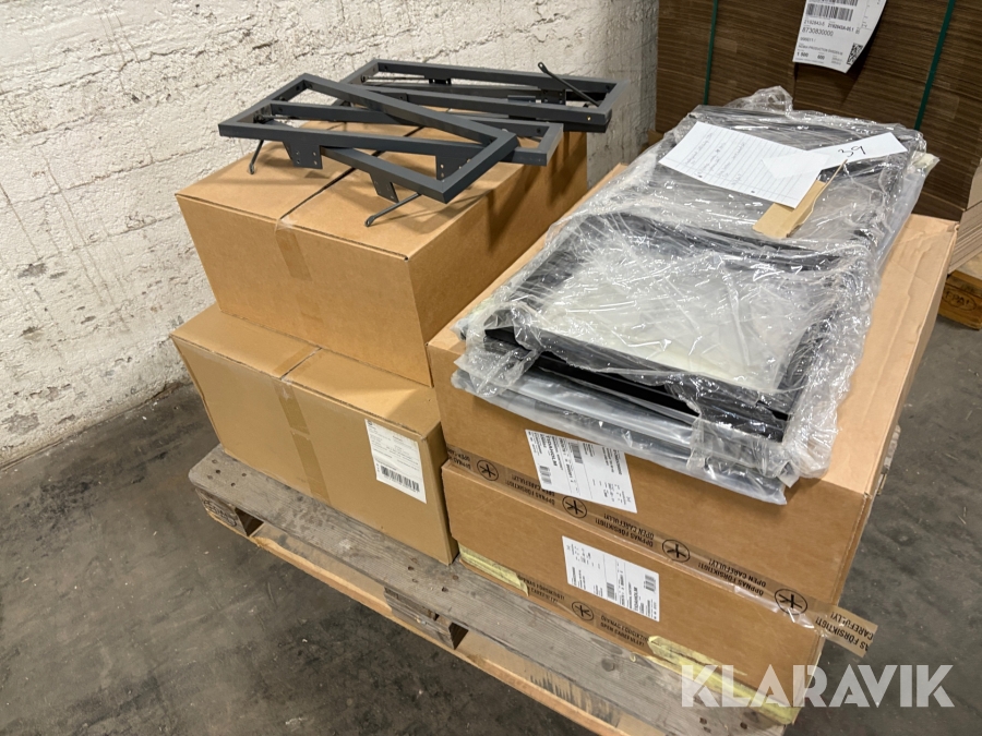 Delar till Utställningskök (inrede, kylskåpsinrede, vitrinluckor m.m.) 1st pall