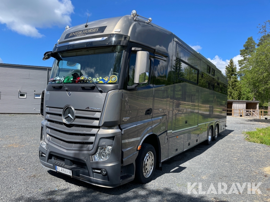 Hästbuss Mercedes-Benz Actros 2551 STX med uppskjut och utskjut