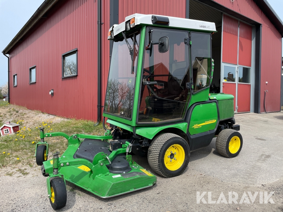 Redskapsbärare John Deere 1445 med redskap