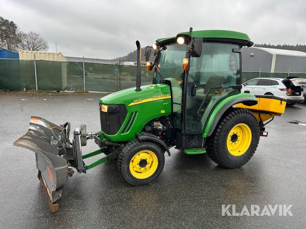 Traktor John Deere 3520 med vikplog & sandspridare