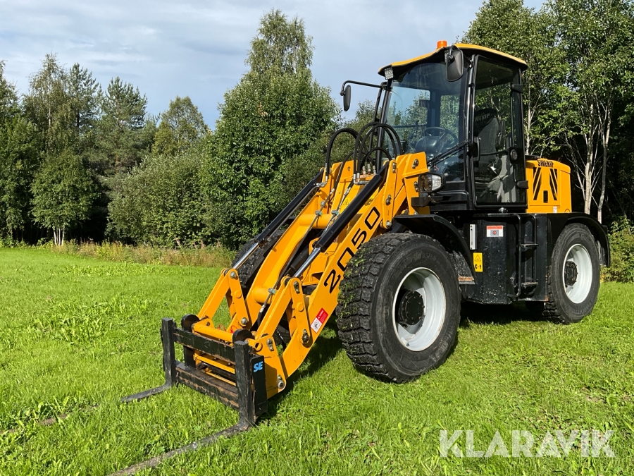 Hjullastare Swekip 2050 med flera redskap