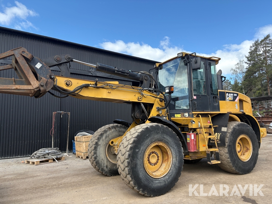 Hjullastare CAT 930H med flera redskap