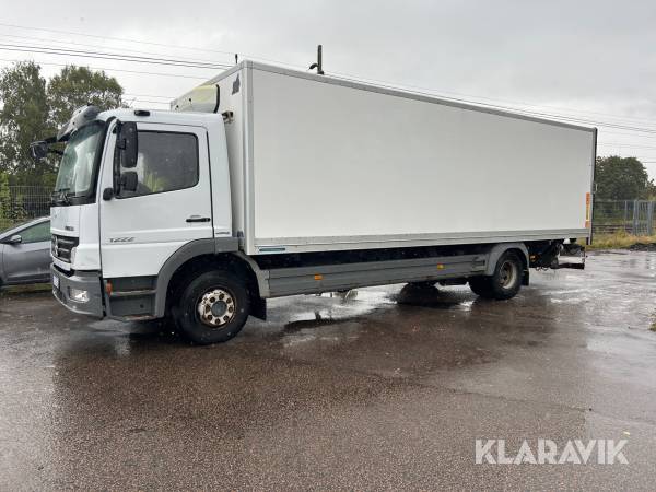 Lastbil Mercedes-Benz Atego 1222 med bakgavellyft