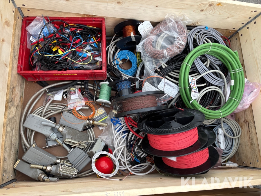 Pall med diverse laddkabel / sladd / kontakter