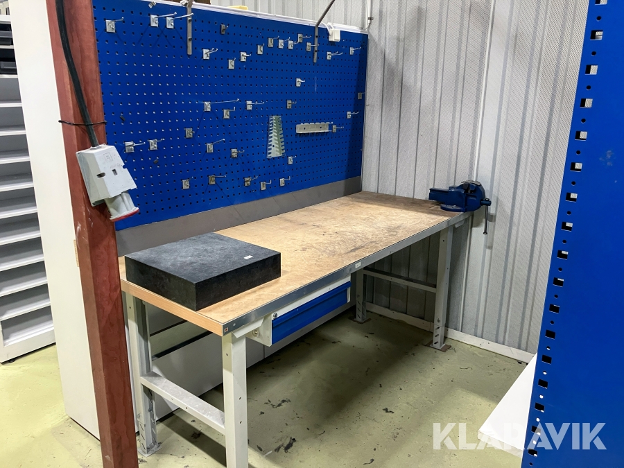 Justerbar arbetsbänk i ekparkett med verktygstavla, utdragbar låda och skruvstycke AJ-produkter Solid, Direct