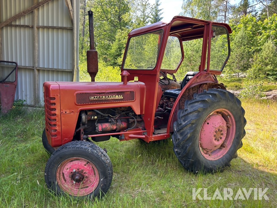 Traktor IH B275 med skopa, slåtterbalk, lastbrygga & ringvält