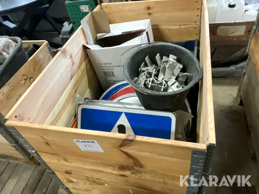 Parti med vägskyltar och hållare