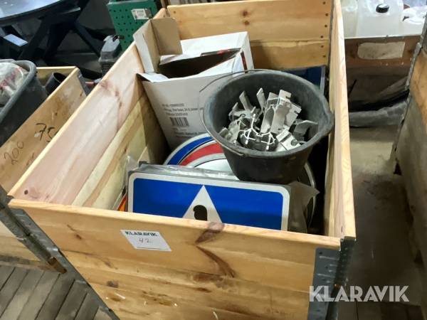 Parti med vägskyltar och hållare