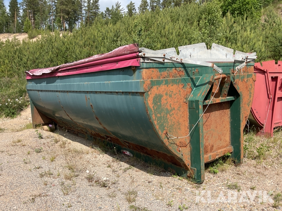 Asfaltsflak med kapell