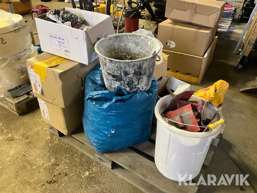 Pall med diverse betong/armeringstillbehör