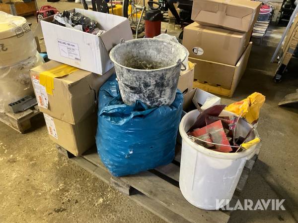 Pall med diverse betong/armeringstillbehör