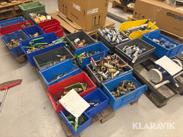 Diverse mässingsdetaljer och kulventiler