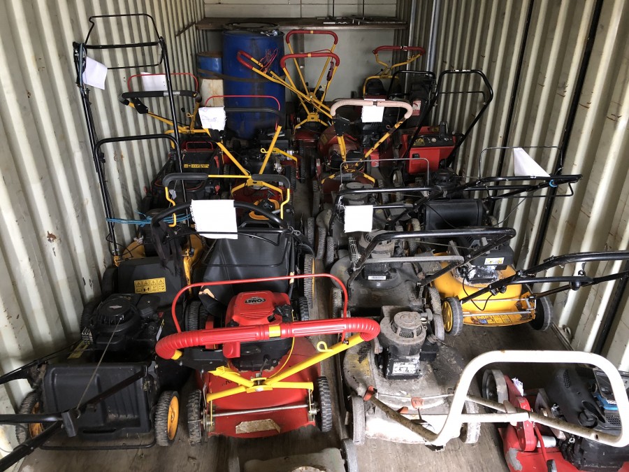 30 fots container inkl ca 25 st gräsklippare mm