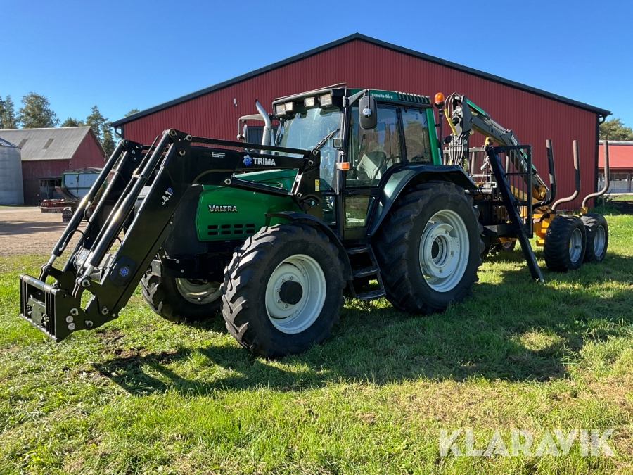 Traktor Valtra 6850-4 med lastare, drivkärra, kran och grip