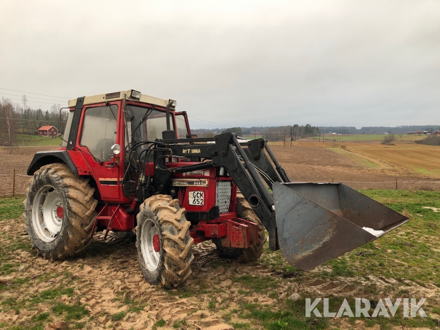 Traktor International 844 XL med lastare