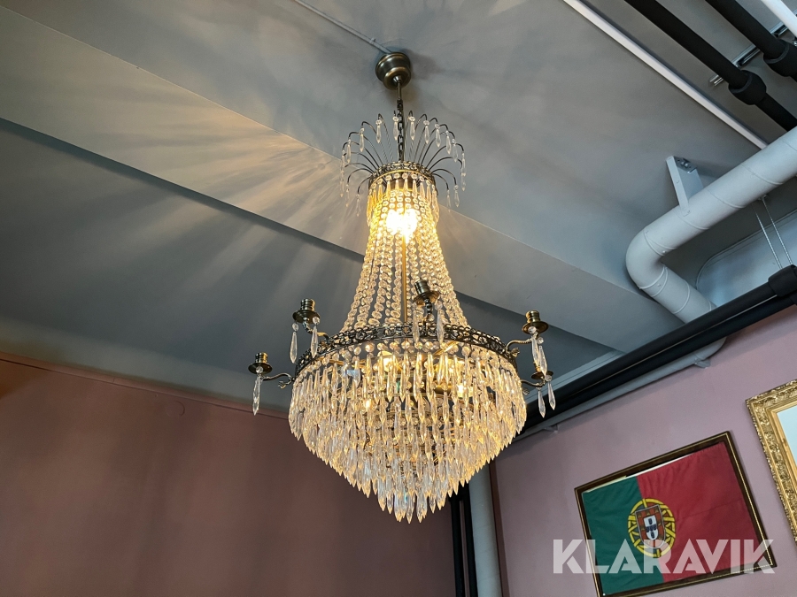 Takkronor 3st, tavlor, byrå med mera