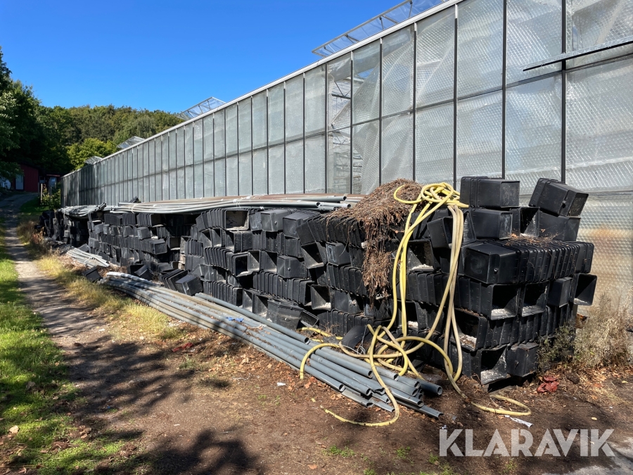 Odlingshinkar/Batobuckets  och dräneringsrör till gurkodling
