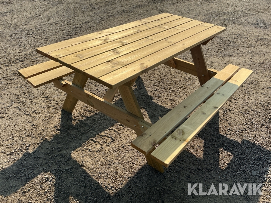 Bord med uppfällbar bänk