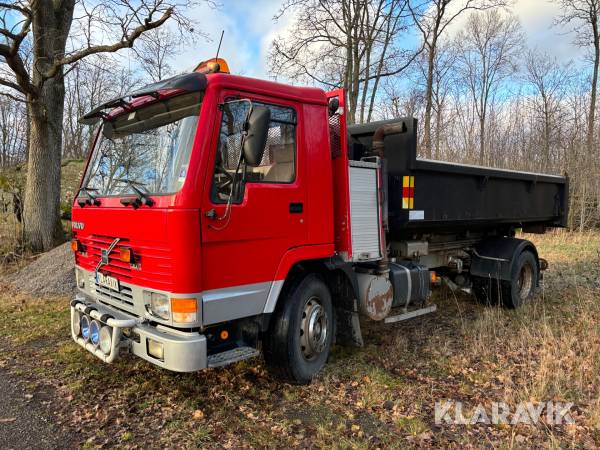 Veteranlastbil Volvo FL7 med lastväxlarflak