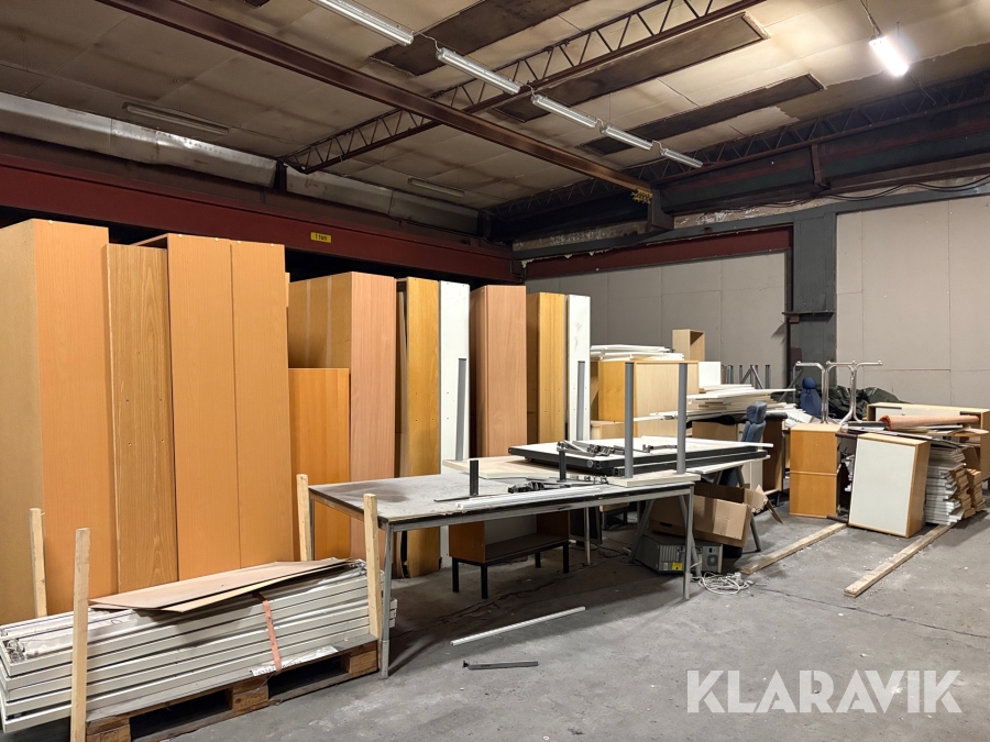 Parti med kontorsmöbler