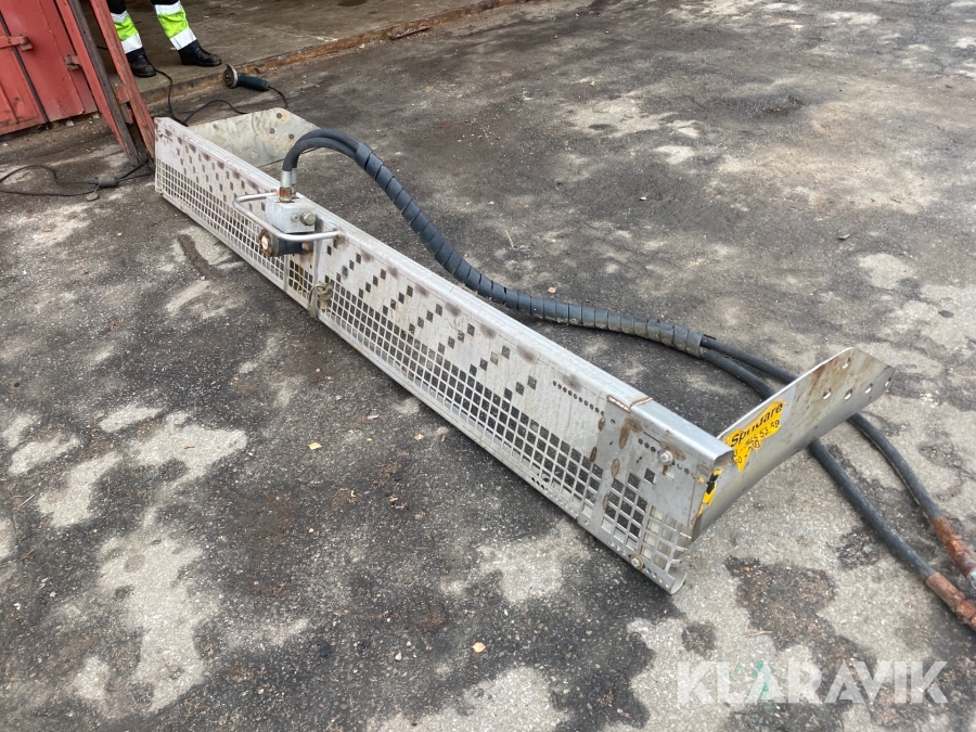 Sandbalk med vibrator Cv Jaktprodukter 9921 montering på en skopa